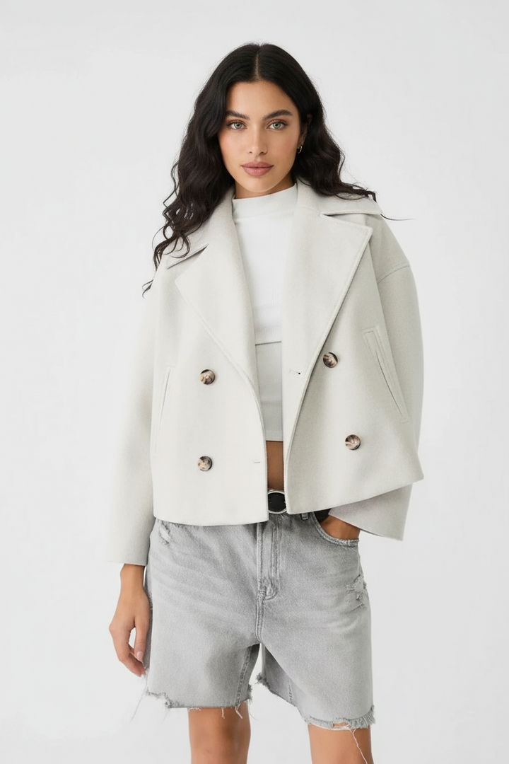 Stilfuld cropped damejakke i kort design, perfekt til hverdag og fest. Med elegante dobbeltknapper.