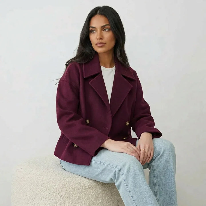 Trendi kort damejakke, cropped stil med elegante dobbeltknapper. Perfekt til et moderne og stilfuldt look.