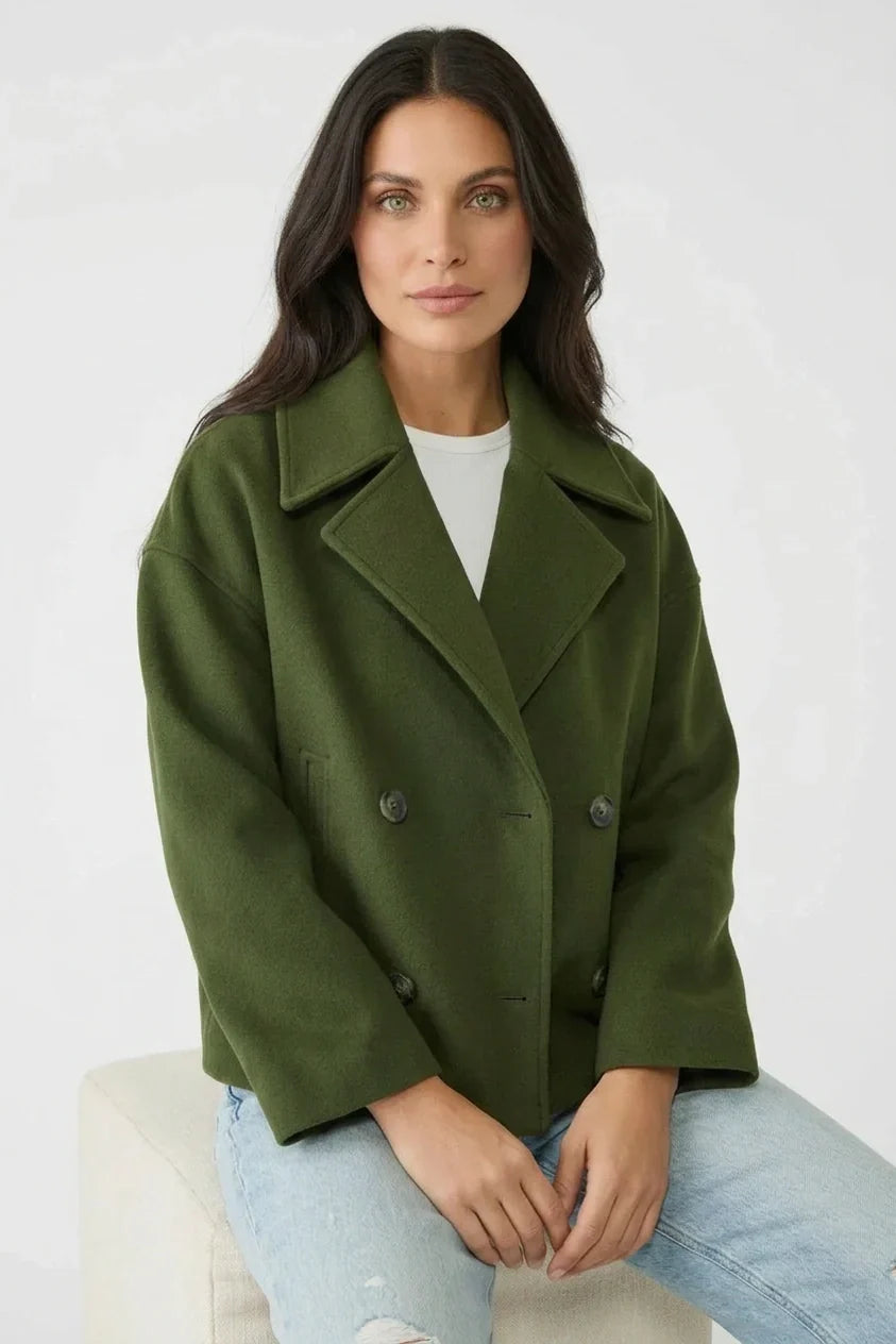 Velsiddende cropped damejakke i elegant kort design med to knapper. Tilføj stil til din garderobe.
