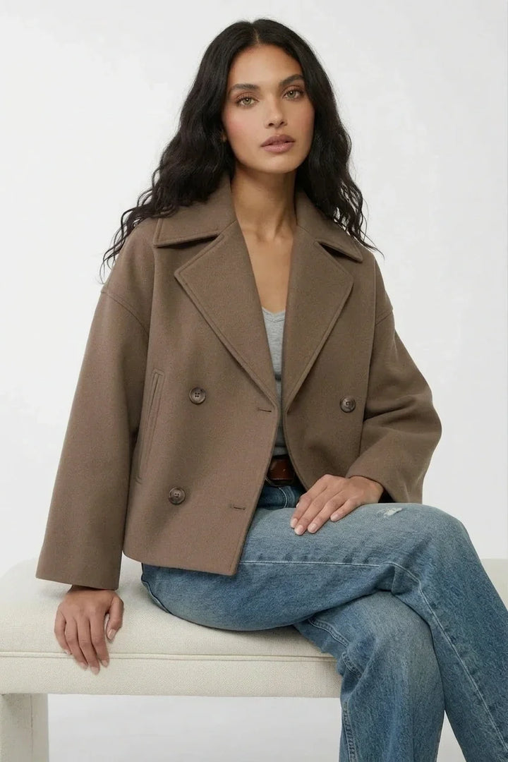 Moderne cropped damejakke med dobbeltknap. Den korte model er perfekt til en trendy og stilfuld hverdag.