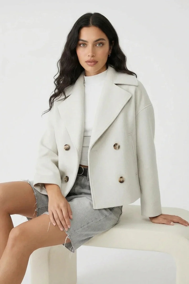 Elegant kort damejakke med unikt dobbeltknap design. En stilfuld cropped jakke til moderne kvinder.