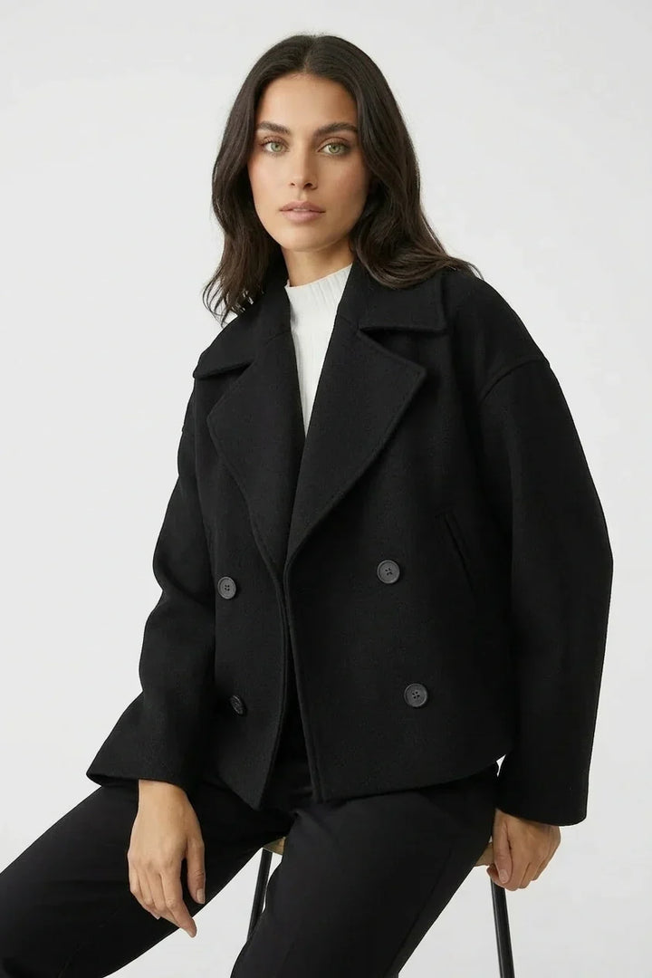 Flot kort damejakke, cropped og stilfuld. Med dobbeltknapper for et elegant udtryk til enhver lejlighed.