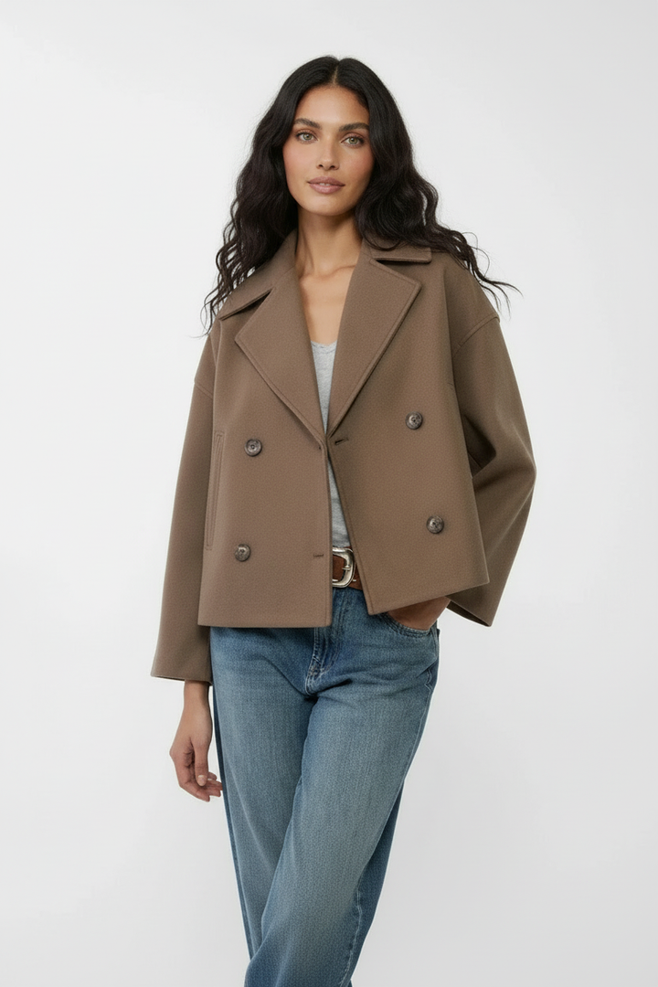 Gør et statement med denne korte cropped damejakke med dobbeltknap design. Stilfuld og chic.