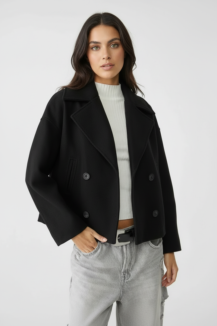 Unikt dobbeltknap design pryder denne korte cropped damejakke. Stilfuld, moderne og perfekt til dig.