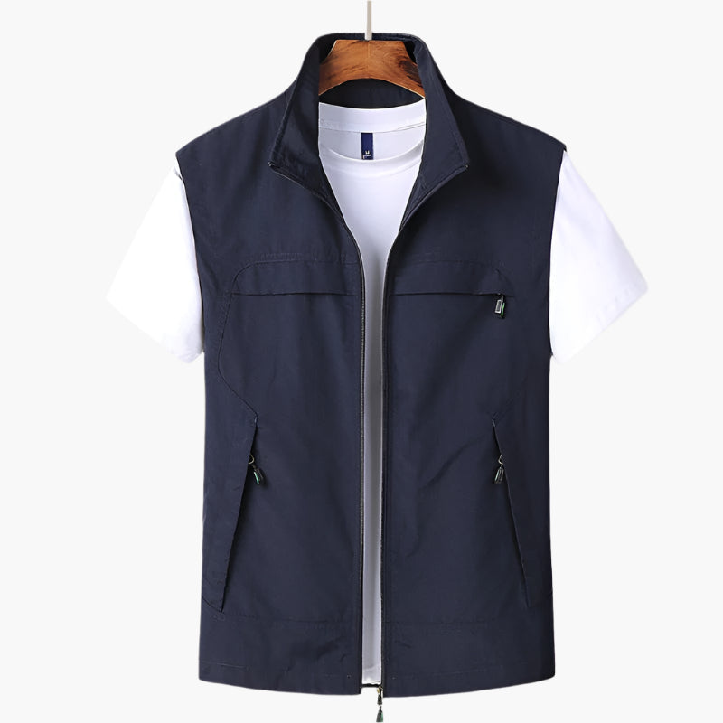 Casual letvægts herrevest med lynlås og lommer. Ideel som praktisk outdoor eller stilfuld fritidsvest.