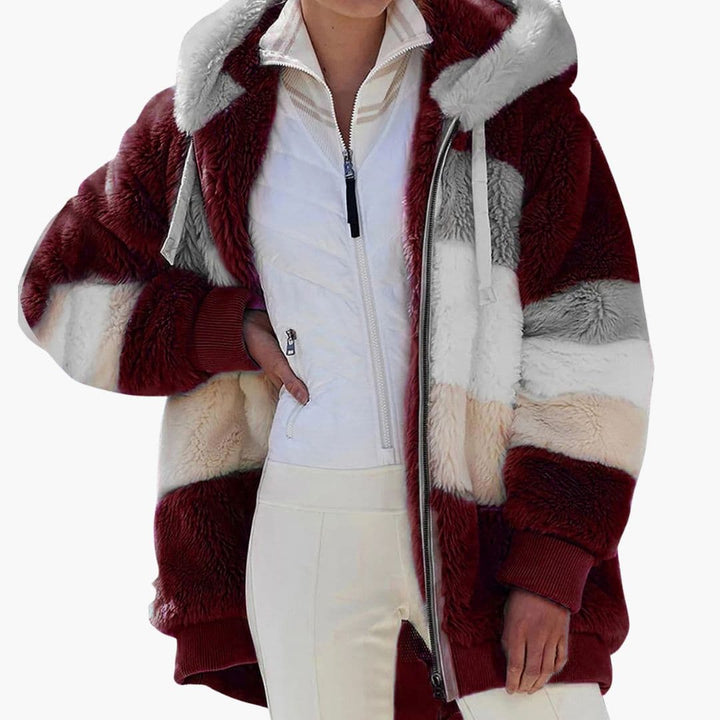 Moderne dame fleecejakke med hætte og elegante striber. En essentiel del af den stilfulde damemode garderobe.