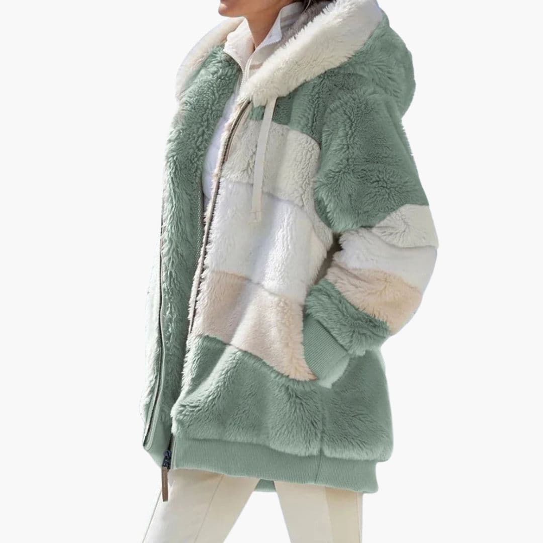 Komfortabel dame fleecejakke med hætte og elegante striber. Stilfuldt overtøj til kvinder. Blød og varm.