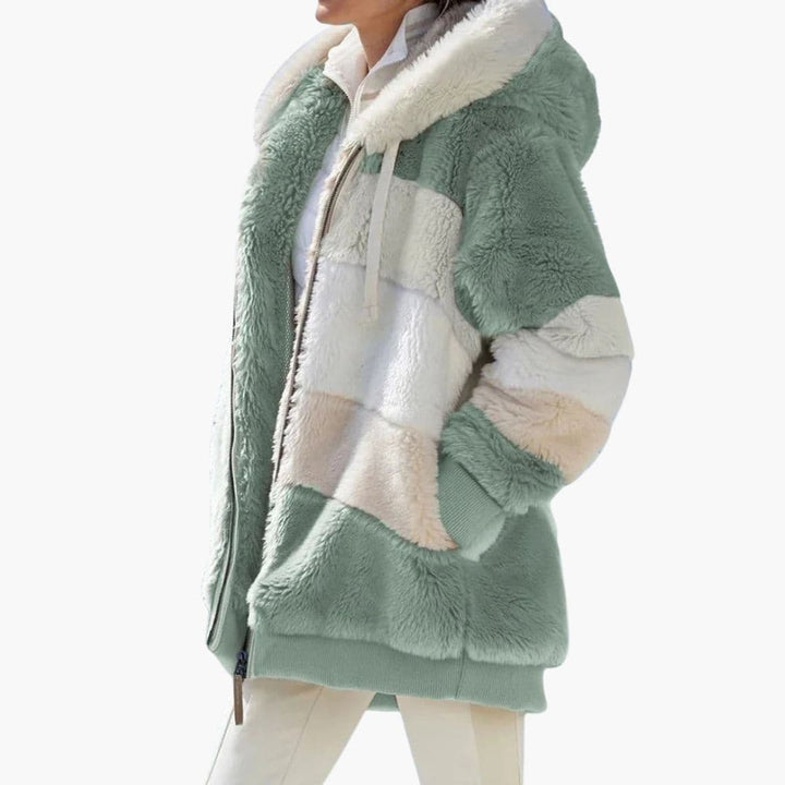 Komfortabel dame fleecejakke med hætte og elegante striber. Stilfuldt overtøj til kvinder. Blød og varm.