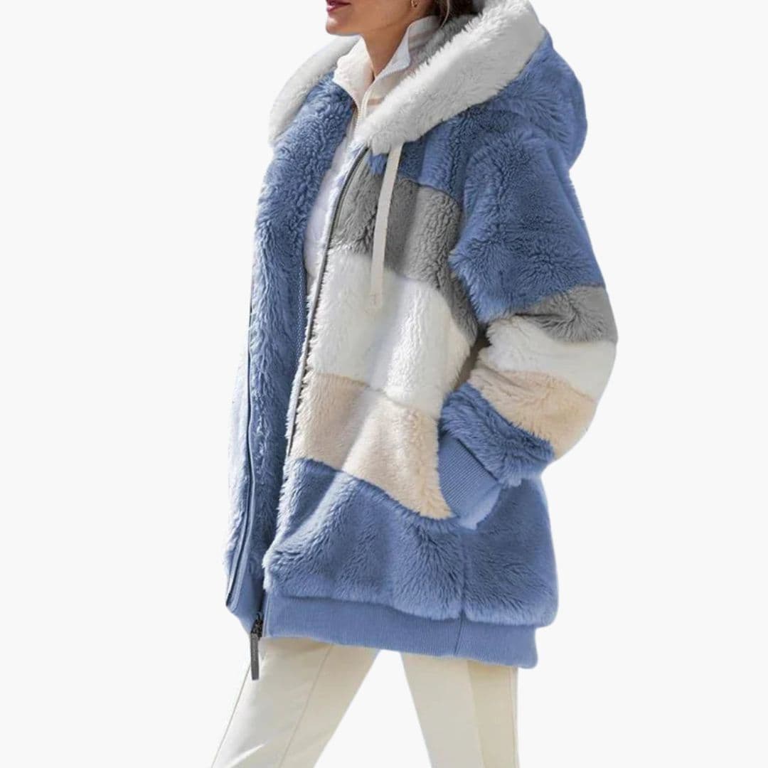 Dame fleecejakke med hætte, stilfulde striber. Perfekt komfortabel jakke til hverdag og moderne damemode.
