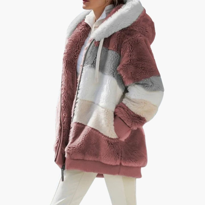 Stilfuld dame fleecejakke med hætte og trendy striber. Alsidig jakke til damemode og hverdagskomfort.