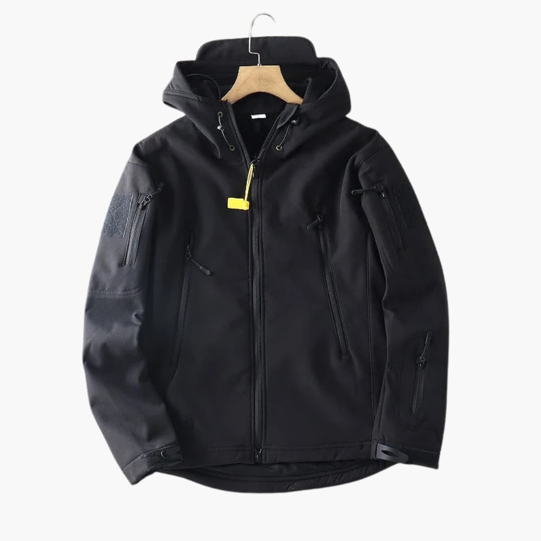 Militærgrøn herre softshell jakke med hætte. Perfekt til outdoor, sport og fritid. Vindtæt design.