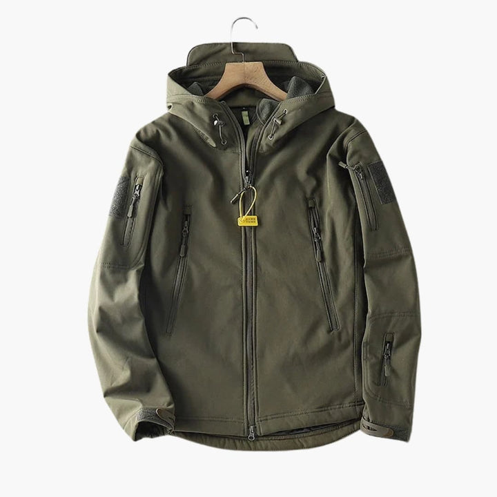 Grå softshell jakke til mænd med hætte. Robust og vindtæt jakke med lynlås, ideel til outdoor og sport.