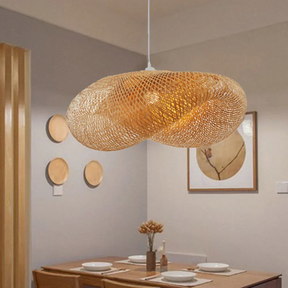 Elegant bambus pendellampe med LED. Moderne og naturlig belysning til stuen, skaber hygge og stilrent design.