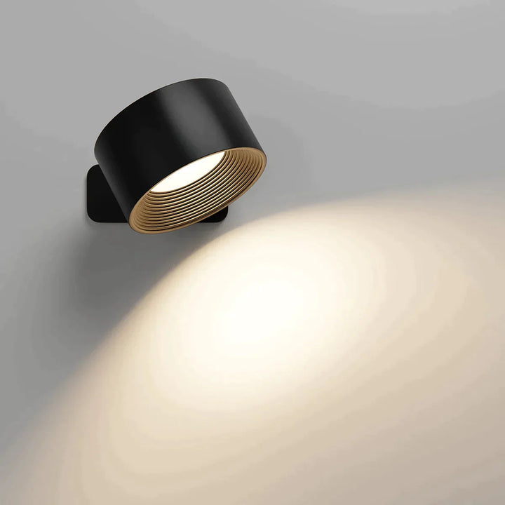 Nærbillede af genopladelig LED væglampe. Fremviser det fleksible hoved og elegante, moderne design.