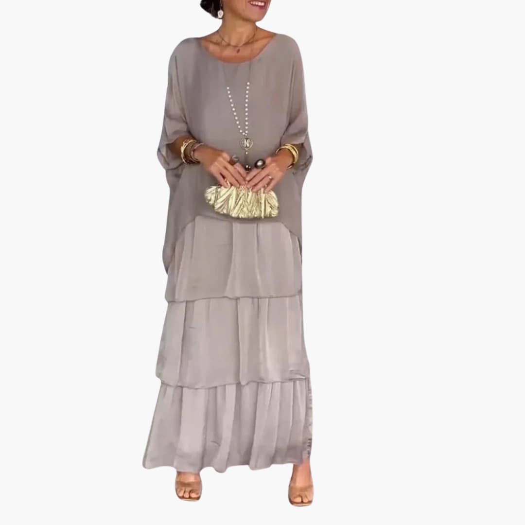 Komfortabel lang A-line kjole til kvinder med smock ærmer og rund hals. Ideel som elegant sommer- eller hverdagskjole.