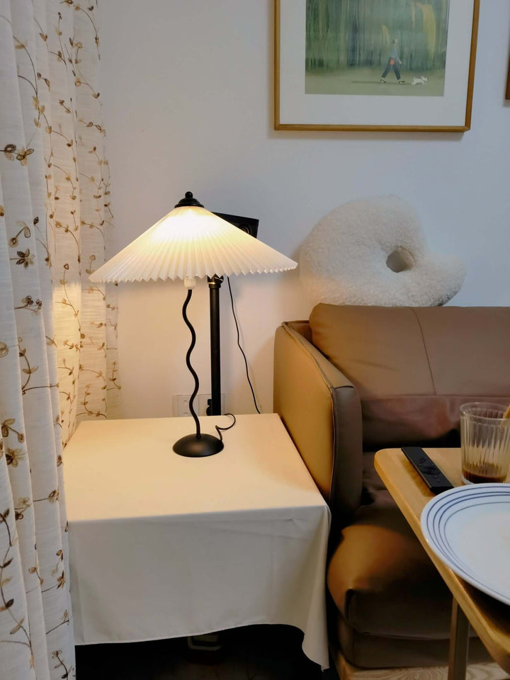 Moderne bølget desigbordlampe i metal