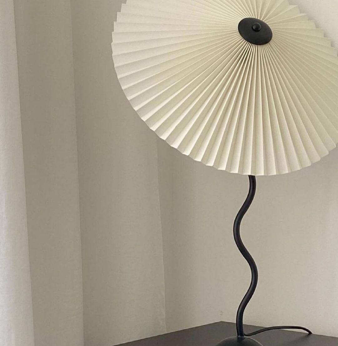 Moderne bølget desigbordlampe i metal