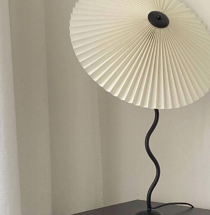 Moderne bølget desigbordlampe i metal
