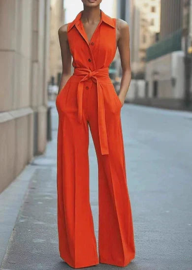 Komfortabel damejumpsuit med brede ben og ærmeløs design, perfekt til en afslappet sommerdag.