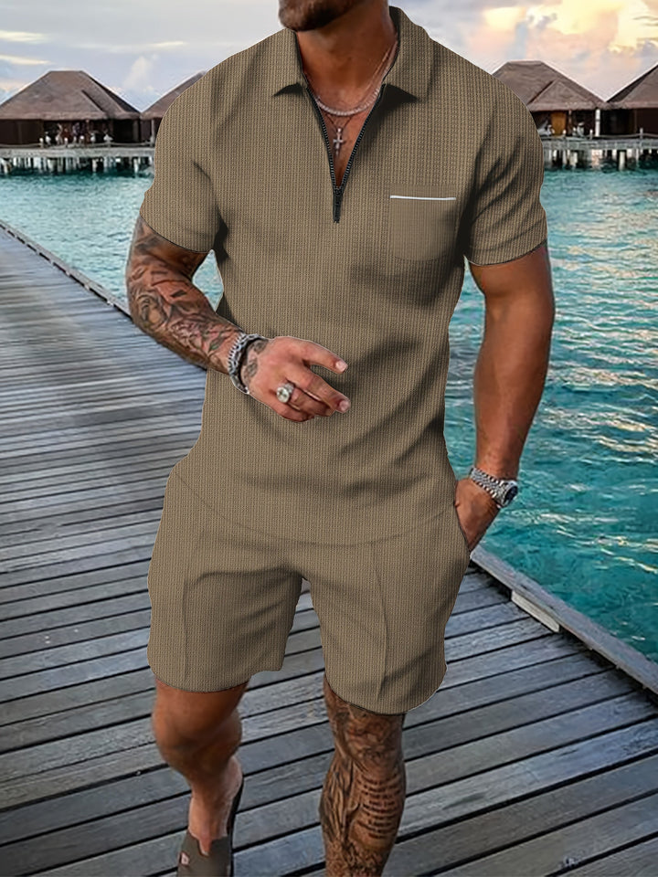 Komfortabelt herresæt bestående af moderne polo og shorts. Perfekt sommerstil til varme dage.