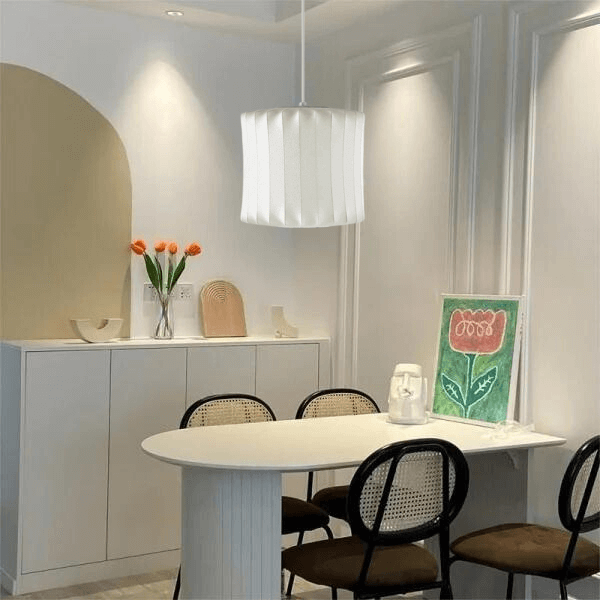 Moderne halvtømmer pendellampe i stilrent design