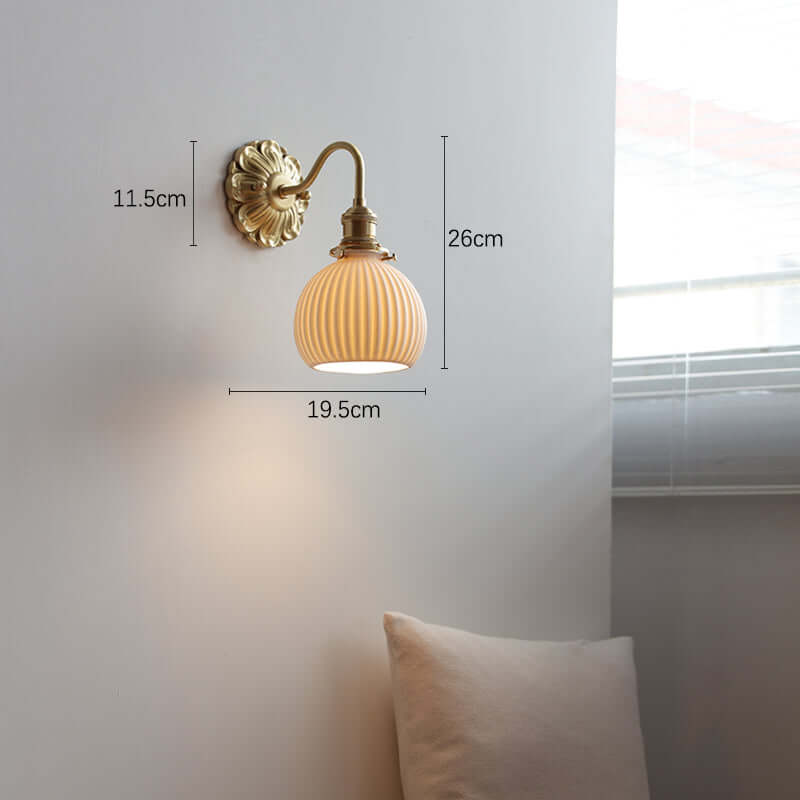 Elegant Keramik Væglampe med Messingdetaljer