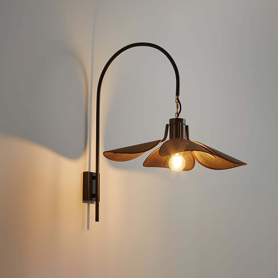 Moderne væglampe med kronblade design
