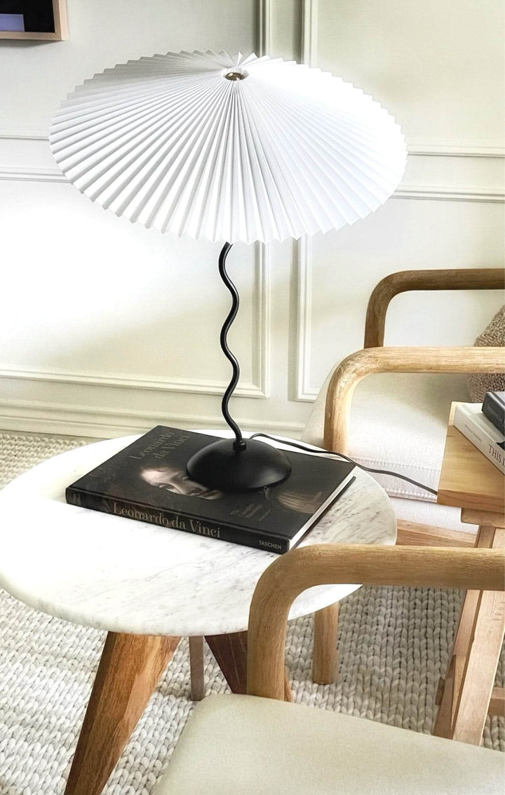 Moderne bølget desigbordlampe i metal