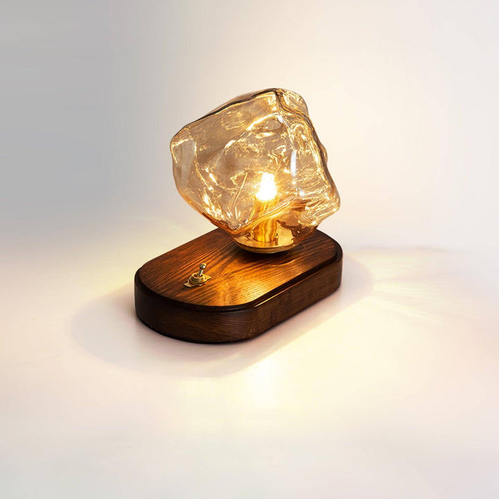 Bordlampe af glas i isstensdesign