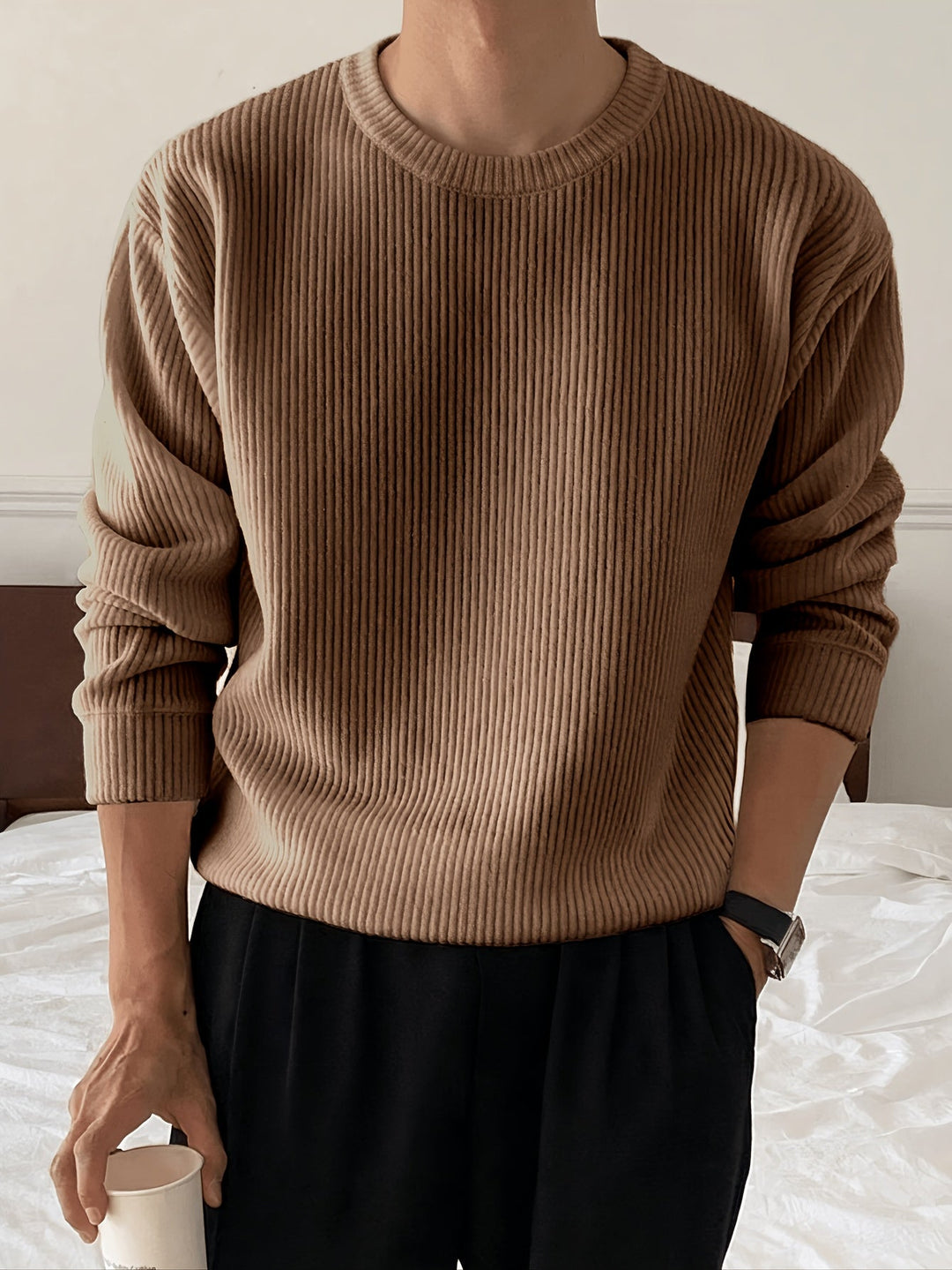 Alsidig herre sweater i ribstrik med rund hals. Løs pasform til casual eller elegant efterårslook.