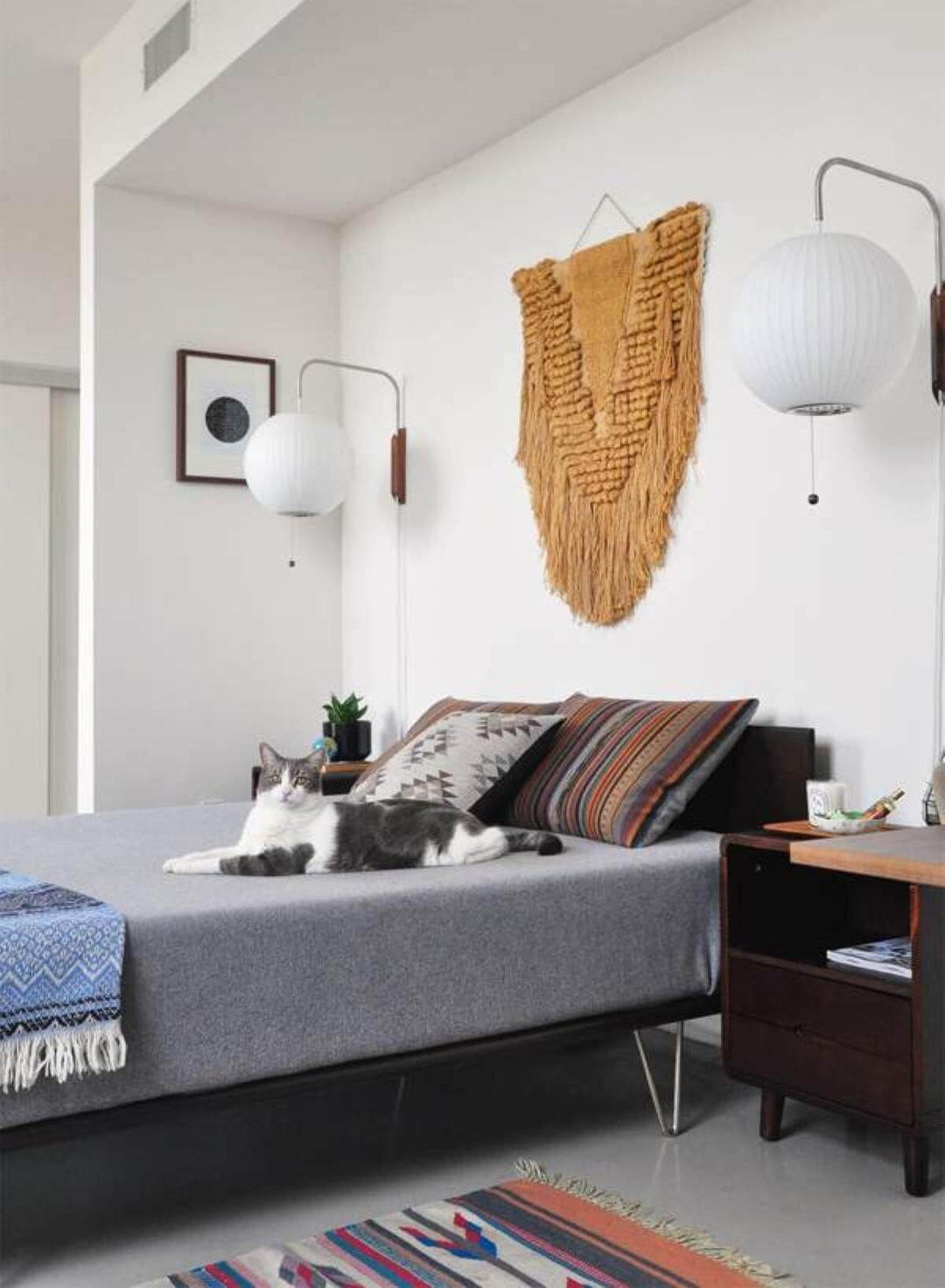 Moderne væglampe med kugledesign og varmt hvidt lys