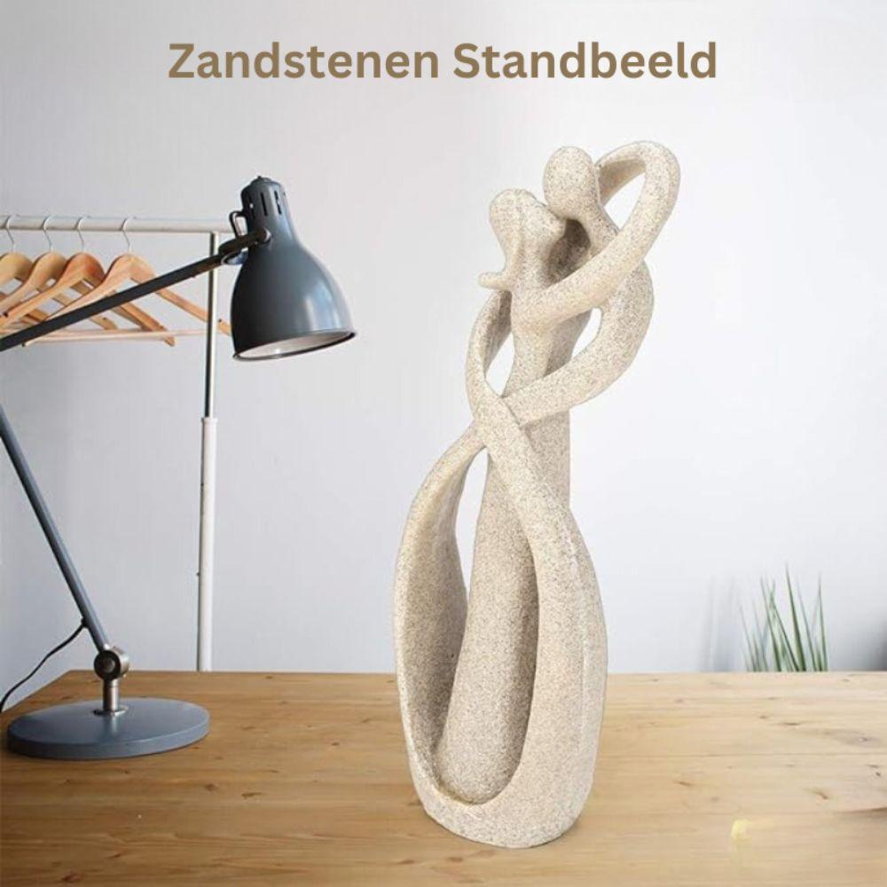 Dekorativ kærlighedsskulptur med tidløst design, perfekt til stue- eller kontorpynt. Kunst til hjemmet.