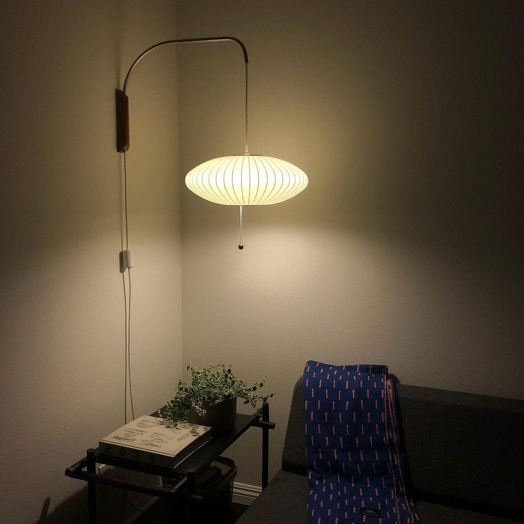 Moderne væglampe med kugledesign og varmt hvidt lys