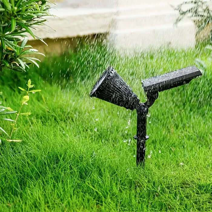 Solarprojektør lyser op i en have