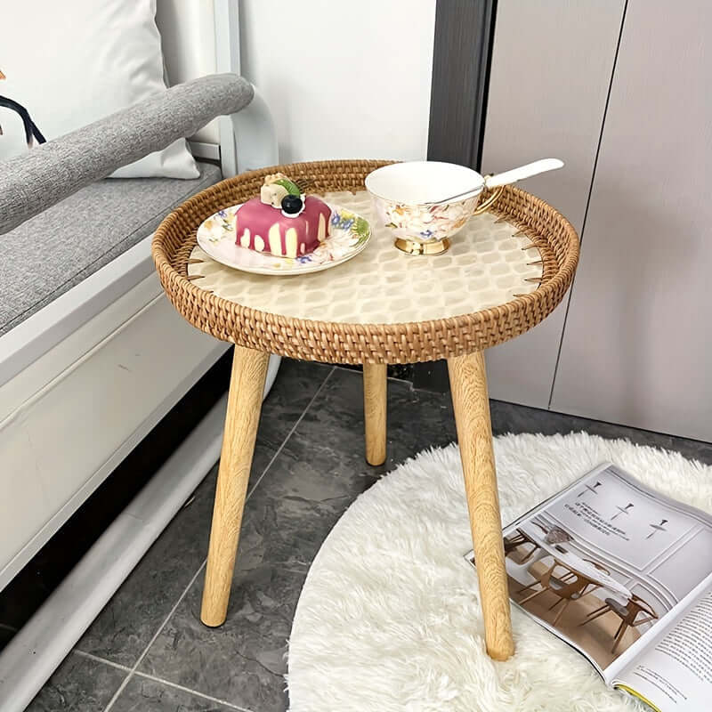 Rund rattan sidebord i naturtræ