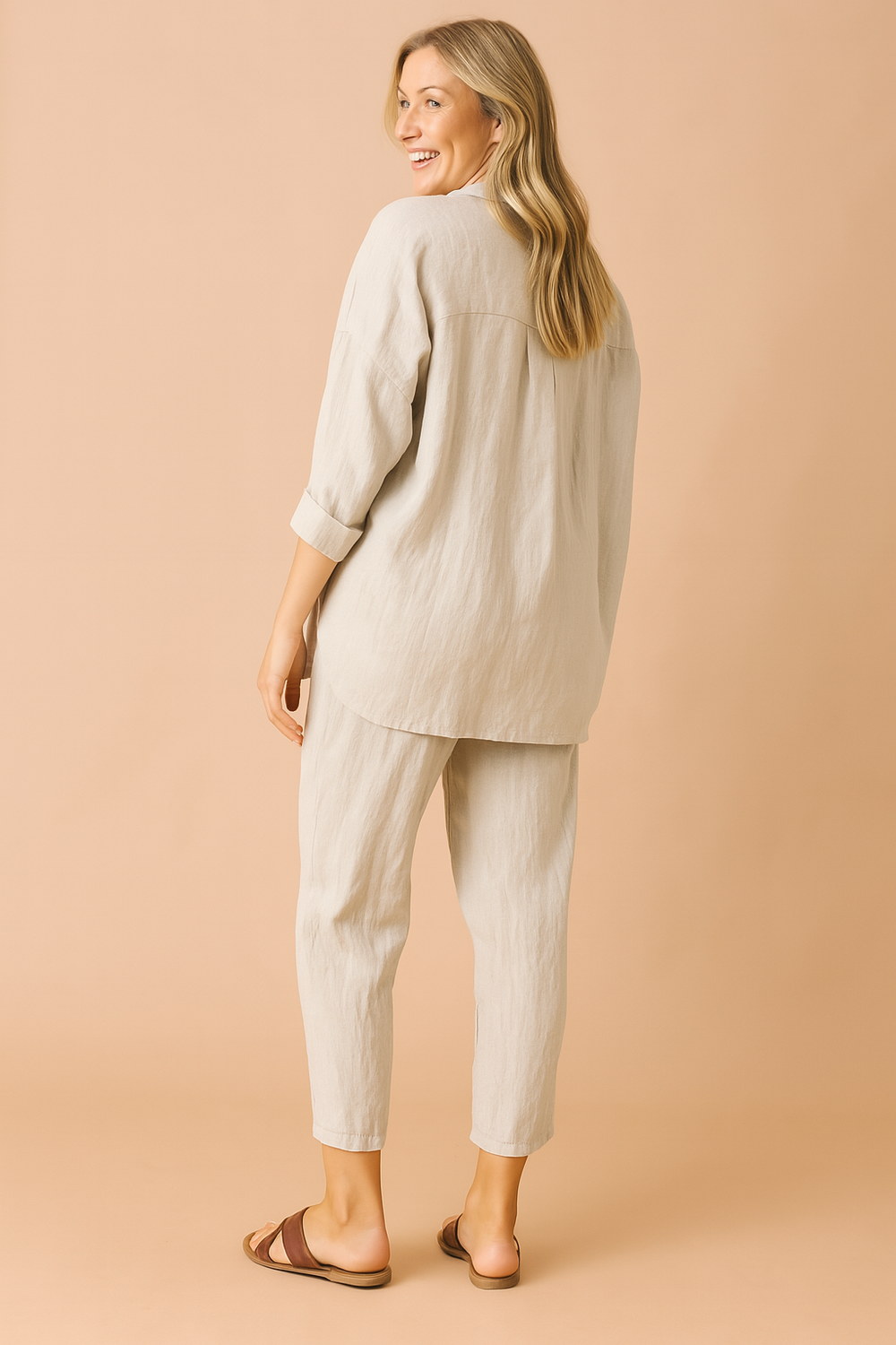 Minimalistisk beige letvægts dame sæt med løs pasform. Ideelt to-delt hverdagssæt til afslappede sommerdage.