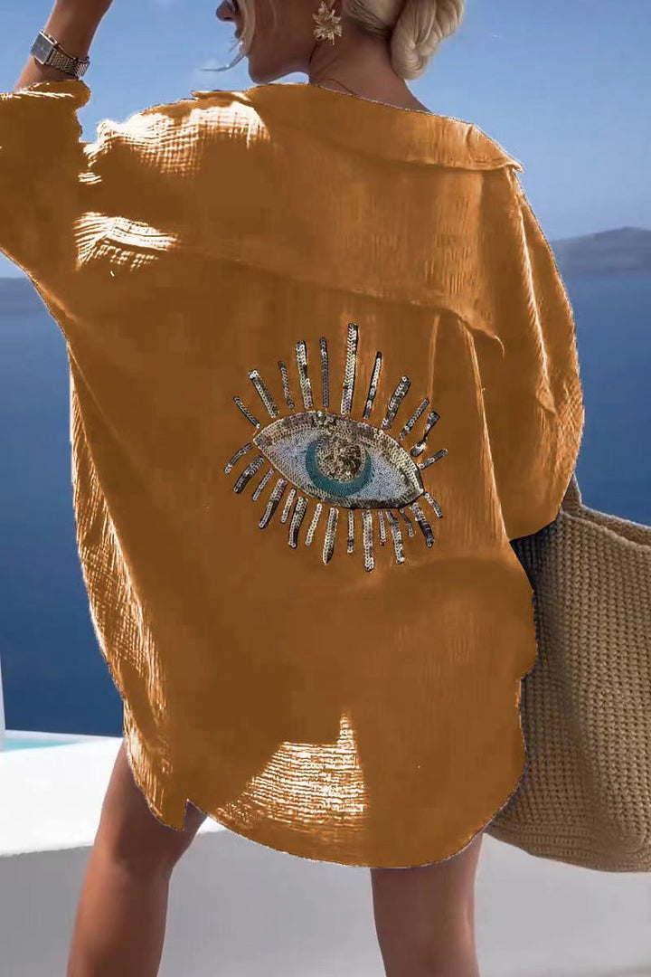 Oversize stilfuld kvindebluse med broderi og elegance; ideel til et afslappet, men chikt sommerlook.
