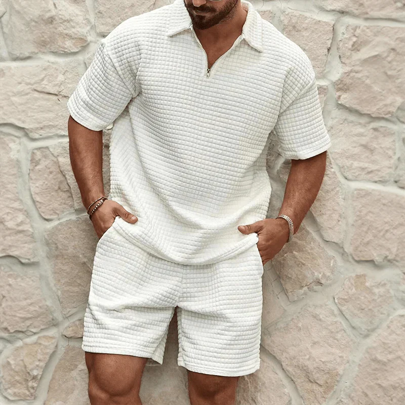 Afslappet herresæt i to dele: ensfarvet T-shirt og shorts. Perfekt sommer- og fritidstøj til mænd.