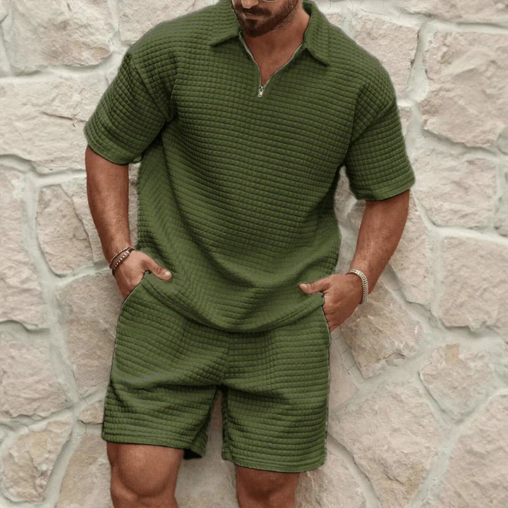 Herrernes todelt fritidssæt: ensfarvet T-shirt og shorts med afslappet pasform. Perfekt til sommer.