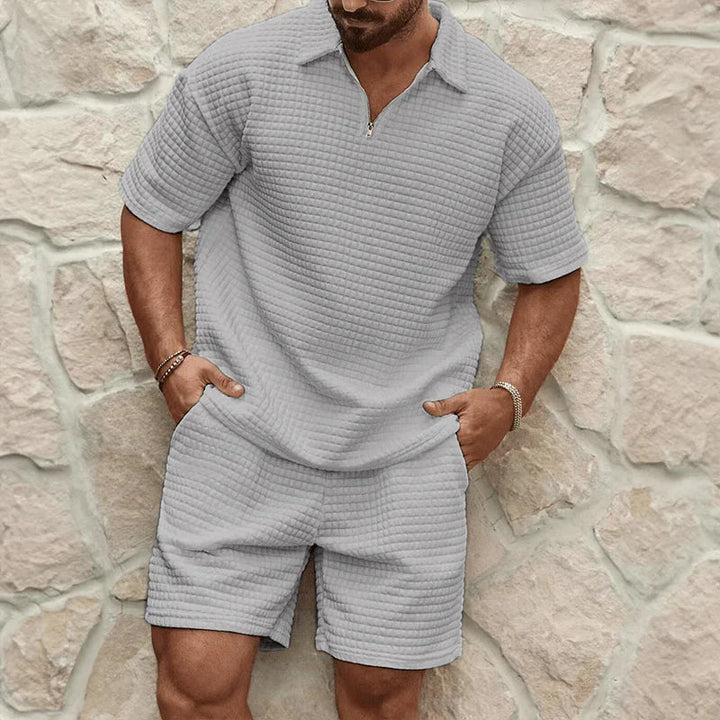 Stilfuldt herresæt til sommer: T-shirt og shorts i afslappet design. Ideelt til ferie og fritid.