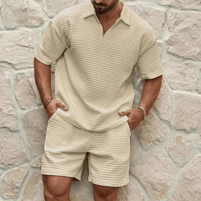 Blødt herresæt med T-shirt og shorts til sommer. Ensfarvet, komfortabelt hverdagstøj til mænd.