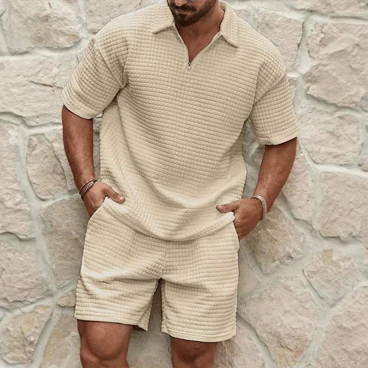 Blødt herresæt med T-shirt og shorts til sommer. Ensfarvet, komfortabelt hverdagstøj til mænd.