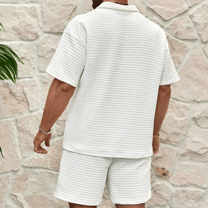 Afslappet herre-mode: komplet todelt sæt med T-shirt og shorts. Komfortabelt til sommer og fritid.