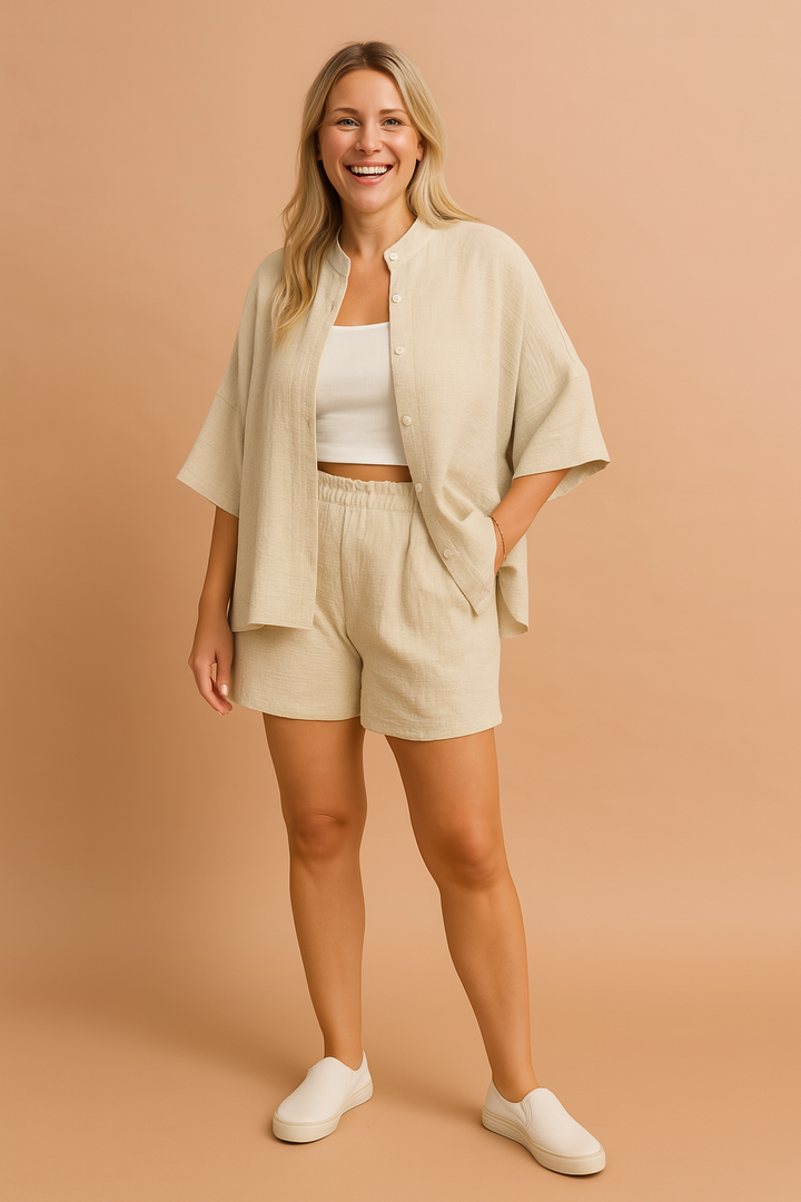 Grønt todelt sommersæt til kvinder: Afslappet skjorte og shorts. Elegant og komfortabelt hverdagstøj.