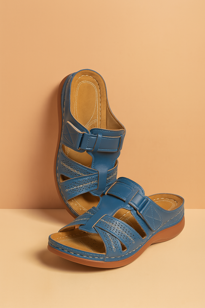 Stilfulde Agnieszka dame klipklappere med justerbare crossover remme, ideelle til sommer.