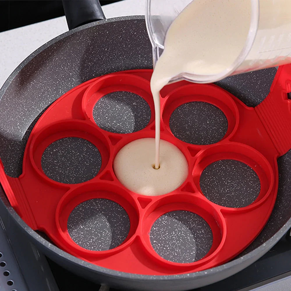 Non-stick pande med pandekager, perfekt portionerede og jævnt formede, til ubesværet madlavning uden fastklæbning.
