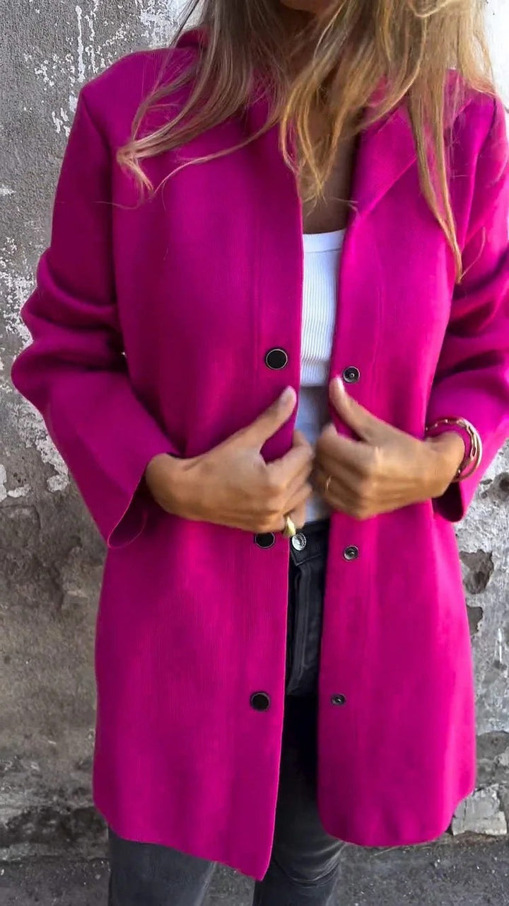 Tidløs Anya damestrikcardigan med hætte og knapper; elegant og praktisk.