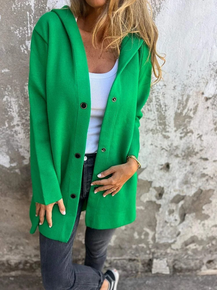 Kvinde i Anya hættekardigan med knapper, perfekt til lag-på-lag styling.