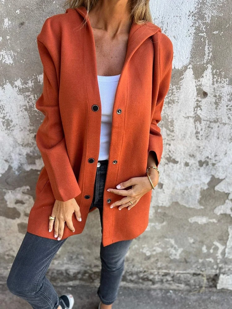 Strikket Anya cardigan til kvinder med hætte og knapper, alsidig og moderne.