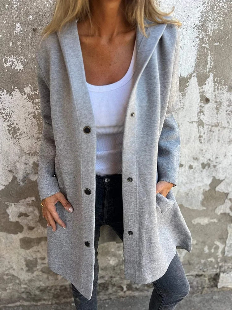 Komfortabel Anya cardigan til kvinder med hætte og funktionelle knapper.